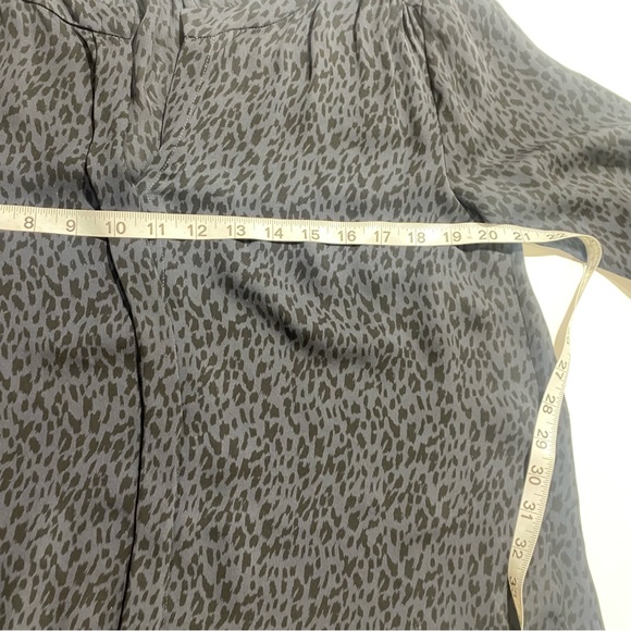 Babaton Aritzia Gray & Black Leopard/Cheetah Print Silk Button Down Shirt M - Picture 11 of 12